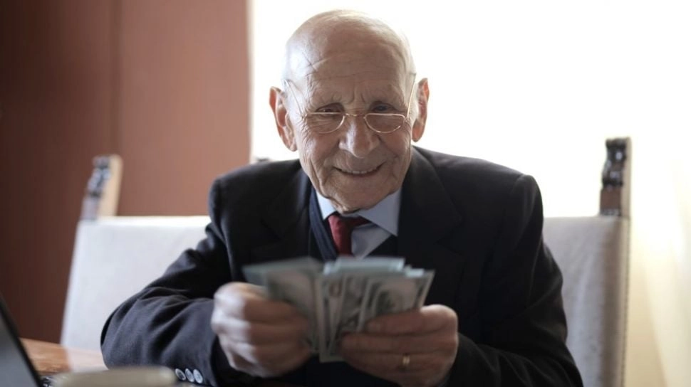 Survei: 77% Orang Indonesia Perkirakan Tetap Bekerja Saat Pensiun