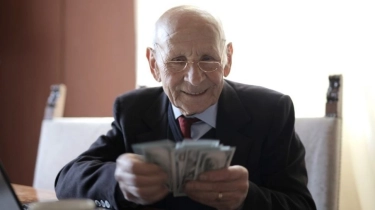 Survei: 77% Orang Indonesia Perkirakan Tetap Bekerja Saat Pensiun