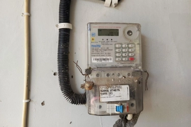 Kenapa Posisi Meteran Listrik Dibuat Tinggi? Ternyata Ini Alasannya