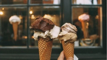 Ada Hormon Serotonin di Balik Kebahagiaan yang Muncul Saat Makan Es Krim Cokelat