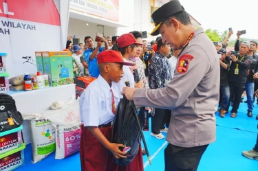 Kapolri dan Ketua Komisi IV DPR Tinjau Huntara Tapteng, Salurkan 16 Truk Bantuan Bencana