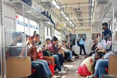 Aturan Buka Puasa di KRL, Boleh Makan dan Minum dengan Syarat Ini