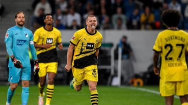 Harga Cuma Rp350 M, Manchester United dan Barcelona Berebut Bek Dortmund Julian Ryerson