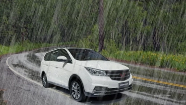 Sering Kehujanan? Ini 5 Dampak Air Hujan yang Diam-Diam Bisa Merusak Cat Mobil