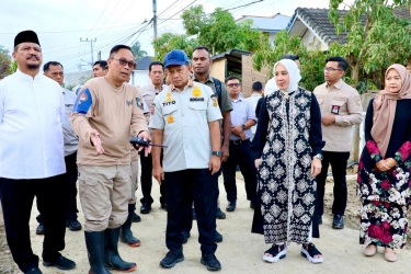 Kasatgas Tito Tinjau Pembersihan Lumpur di Permukiman Aceh Tamiang oleh Praja IPDN