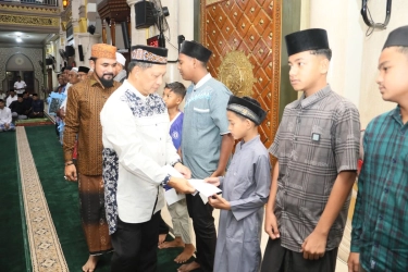 Awali Kunjungan di Aceh Timur, Kasatgas Tito Laksanakan Salat Subuh dan Serahkan Bantuan Kemasyarakatan