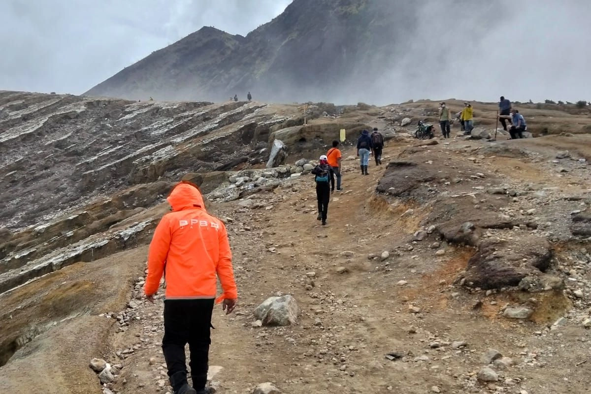 Meski Pendaki yang Hilang Ditemukan Selamat, Kawah Ijen Tutup hingga 26 Februari 2026