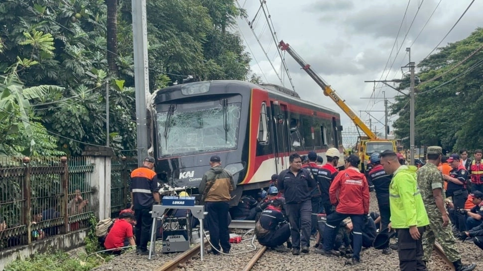 Detik-Detik KA Bandara Hantam Truk Trailer di Poris, Dua Tiang Listrik Ikut Roboh!