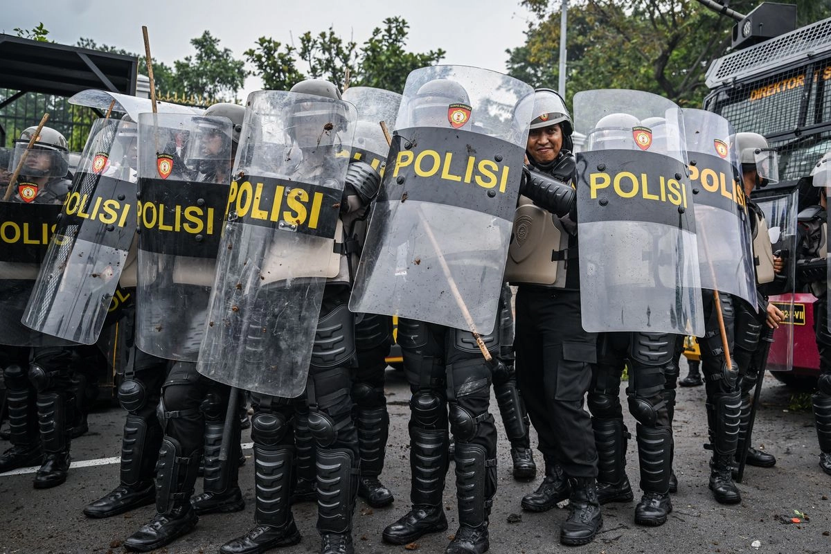 IPW: Brimob Cocoknya Operasi Lawan Kombatan, Bukan Berhadapan dengan Warga Sipil