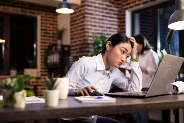 Survei Ungkap, Gen Z Jadi Generasi Paling Kesepian di Kantor