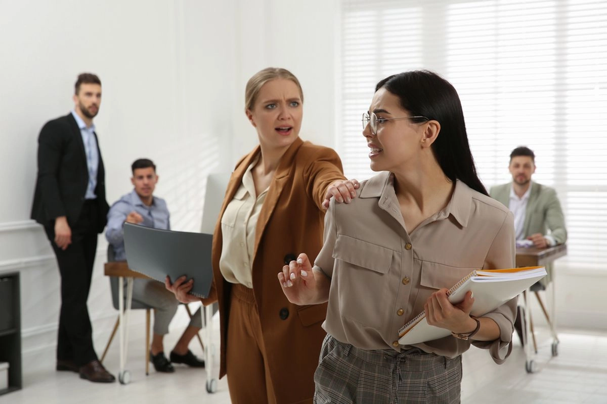 7 Kebiasaan yang Membuat Seseorang Kurang Disukai di Kantor
