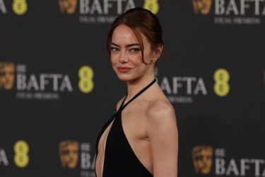 Gaya Minimalis Emma Stone di BAFTA 2026 dengan Custom Louis Vuitton