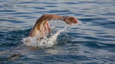 Bolehkah Berenang saat Puasa? Begini Penjelasan Hukumnya Menurut Ustaz