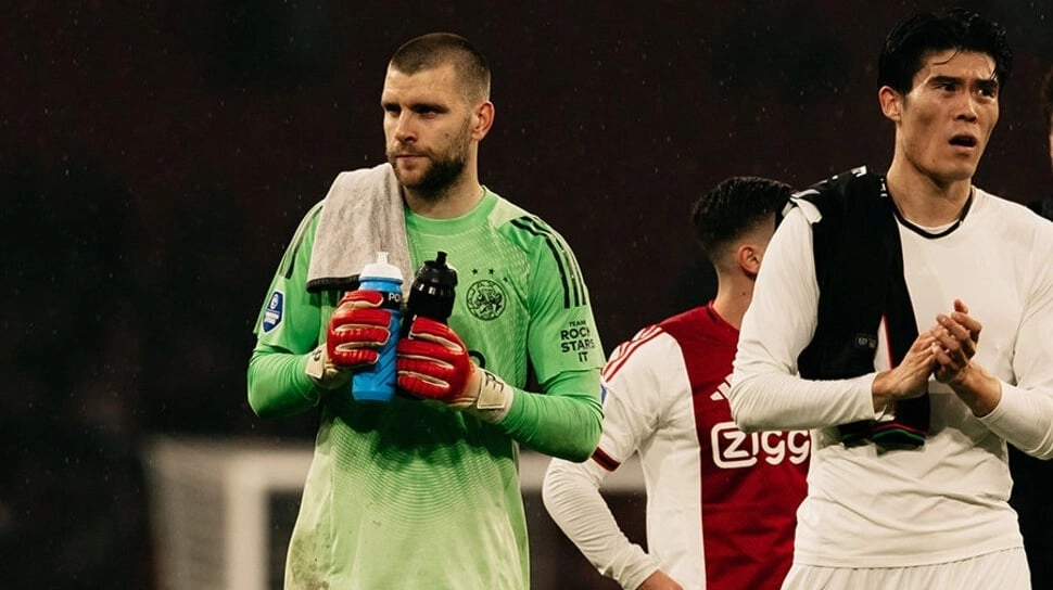 Pelatih Ajax Beri Pujian Setinggi Langit Usai Maarten Paes Lakukan Tujuh Penyelamatan Luar Biasa