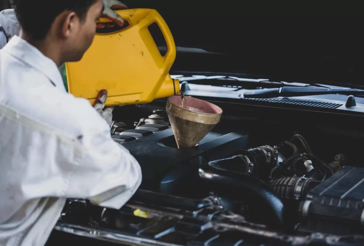 10 Oli Mesin Mobil Terbaik 2026, Bikin Tarikan Enteng dan Mesin Lebih Bertenaga