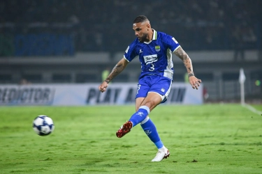 Alasan Layvin Kurzawa Menghilang dalam Daftar Susunan Pemain Persib
