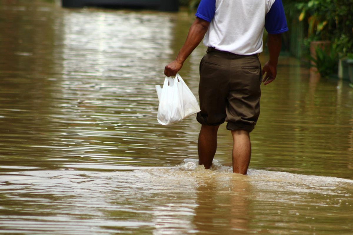 Hujan Deras Picu Banjir di Seminyak dan Kuta, Warga Diminta Tetap Waspada