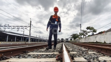 Belasan Kilometer Langkah Kaki di Tengah Dahaga: Kisah Rahmat, Penjaga Nadi Rel Kereta Api