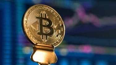 Harga Bitcoin Terkapar dan Sulit Bangkit, Emas Kembali Jadi Primadona
