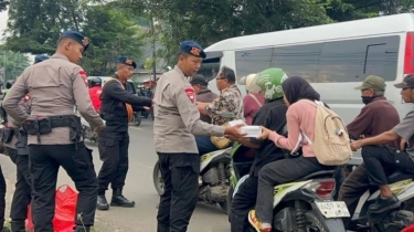 Program Bang Jasri Digelar Serentak, Polisi Bersih-Bersih Masjid dan Bagikan Takjil Selama Ramadan