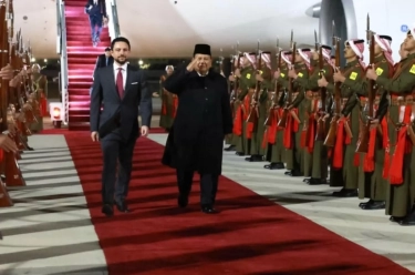 Pesawat Presiden Prabowo Kembali Dikawal Jet Tempur F-16 saat Lawatan ke Yordania