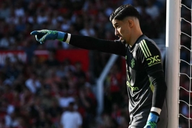 Altay Bayindir Jadi Korban Pertama Senne Lammens di Manchester United