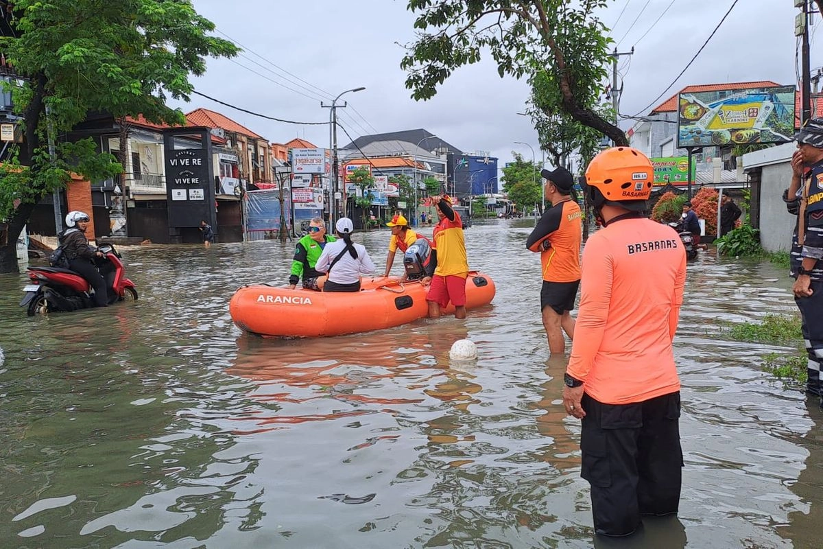 Banjir di Bali Capai 1 Meter, Turis Dievakuasi Pakai Kano dan Boat