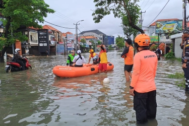 Banjir di Bali Capai 1 Meter, Turis Dievakuasi Pakai Kano dan Boat