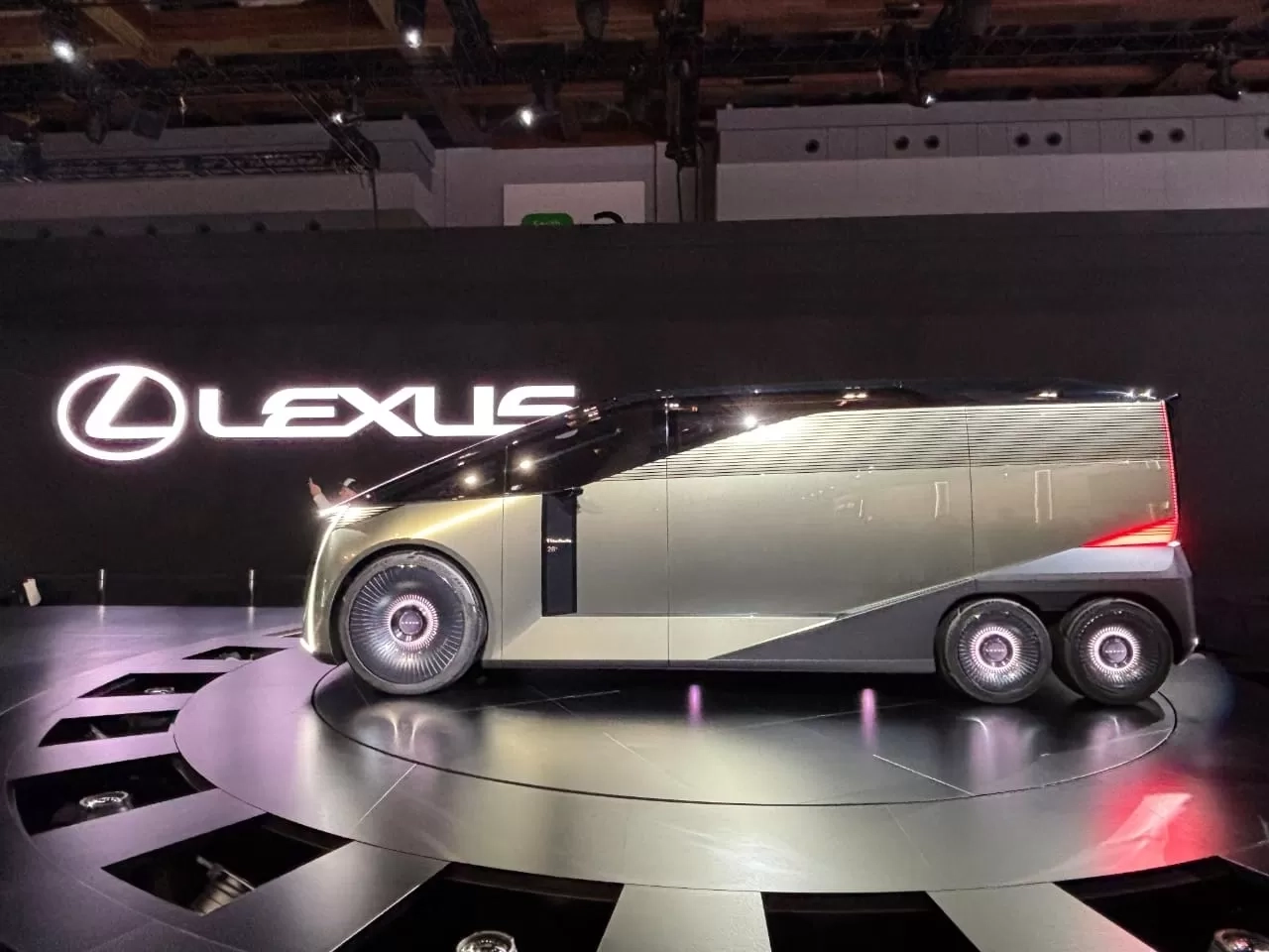 Lexus Buktikan Luxury Bukan Hanya Mobil, Hadirkan Pameran Seni