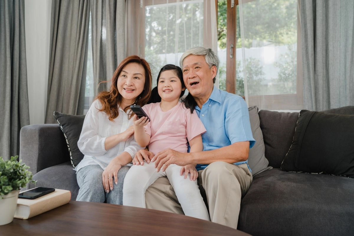 Mengapa Orangtua yang Dulu Keras pada Anak Kini Lembut pada Cucu?