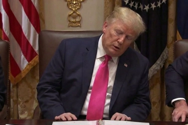 Terlihat Merem Saat Rapat Kabinet, Trump Mengaku Bosan, Bukan Ketiduran