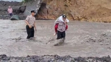 Bertaruh Nyawa di Arus Lahar Semeru, Aksi Heroik Polisi Lumajang Gendong Siswa SD Demi Bisa Sekolah