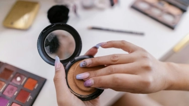 Makeup Natural Butuh Apa Saja? Ini 4 Cushion Tahan Lama untuk Bukber