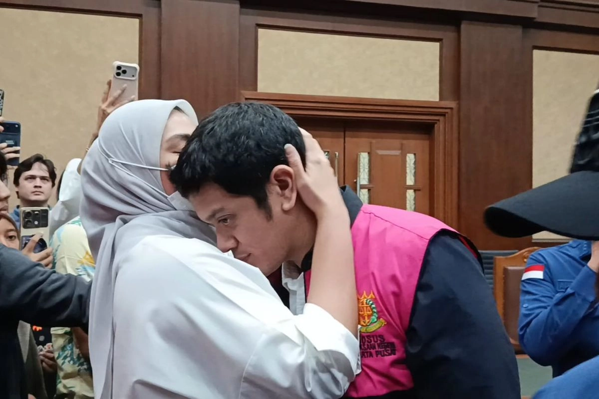 16 Detik Dekapan Istri Usai Kerry Adrianto Divonis 15 Tahun Penjara