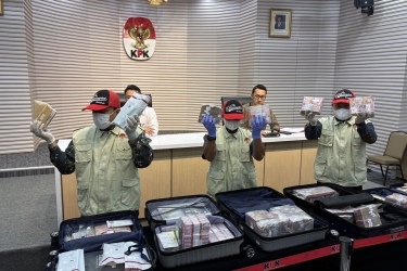KPK Pamerkan Uang Rp 5,19 M dalam 5 Koper yang Disita dari “Safe House” Pejabat Bea Cukai