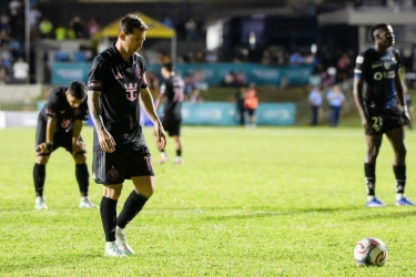 Lionel Messi Jadi Korban Invasi Lapangan, Inter Miami Tetap Menang 2-1