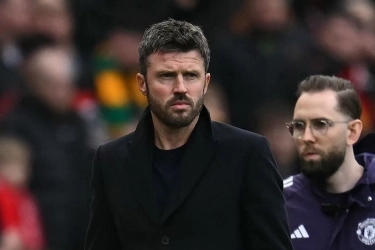 Michael Carrick Sebut Kiper Muda Man United Senne Lammens Mirip Edwin van der Sar