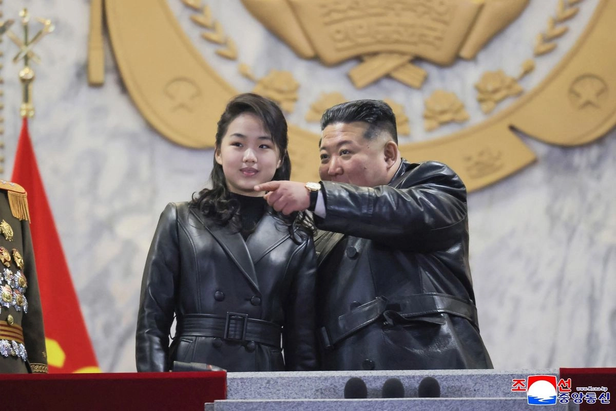 Pesan Tersembunyi di Balik ''Jaket Couple'' Kim Jong Un dan Anaknya