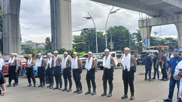 Demo Mahasiswa di Mabes Polri saat Ramadan, Polisi Berpeci dan Bersorban Siap Bagi Takjil