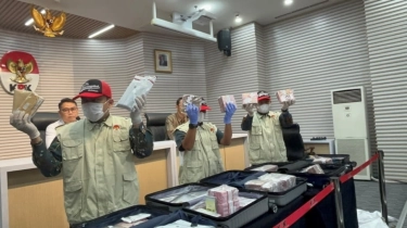 KPK Pamerkan Barang Bukti Lima Koper Berisi Uang Rp5,19 Miliar Korupsi Bea Cukai