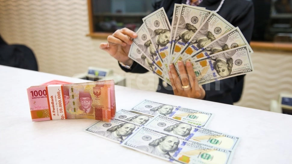 Rupiah Makin Lemas Lawan Dolar, Takluk ke Level Rp 16.781/USD
