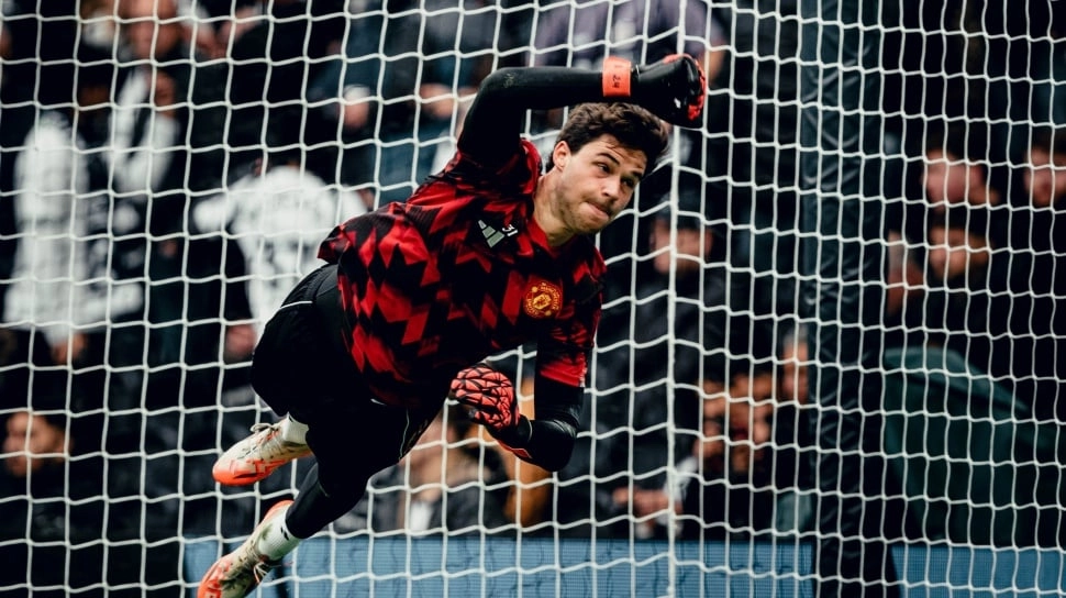 Senne Lammens Bahagia Dapat Pujian dari Edwin van Der Sar