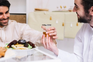 Jangan Minum Sekaligus Saat Berbuka, Ini Cara Aman Cukupi Cairan di Bulan Puasa