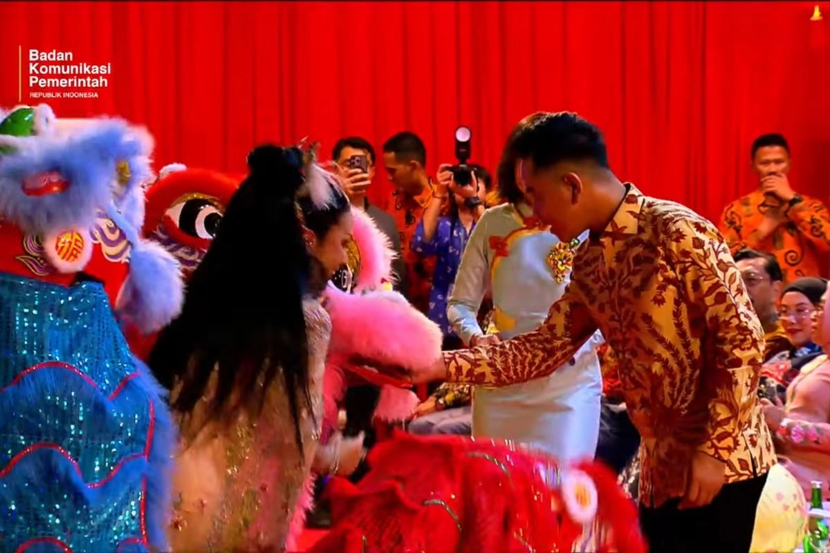 Momen Gibran dan Menteri Bagikan Angpao ke Barongsai Cilik di Imlek Nusantara 2026