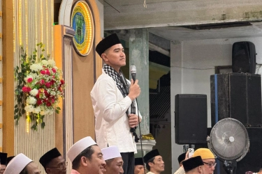 Suasana Hangat Saat Kaesang Keliling Ponpes, Ajak Santri Main Kuis dan Bagi Hadiah