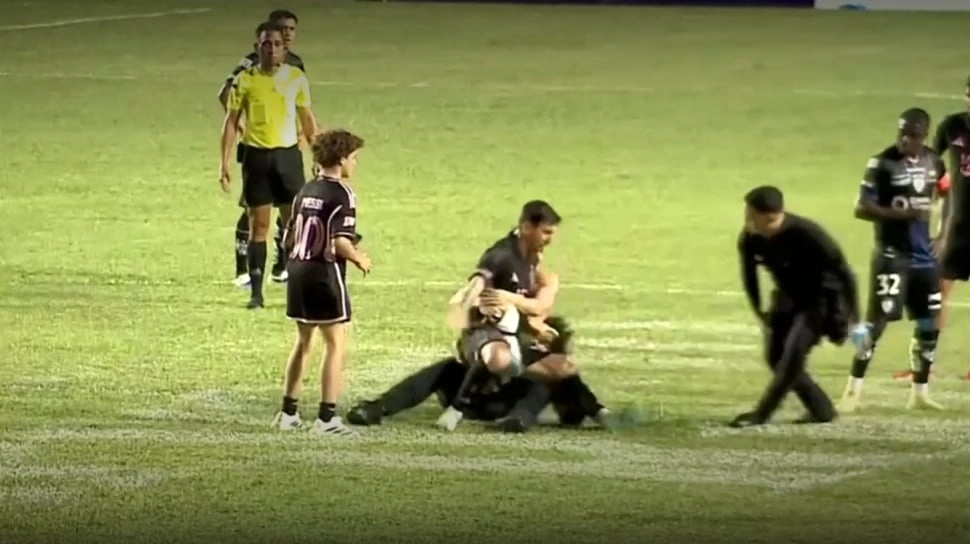 Detik-detik Menegangkan Lionel Messi Tersungkur Diterjang Fans dan Sekuriti di Puerto Rico