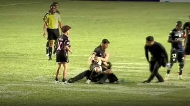 Detik-detik Menegangkan Lionel Messi Tersungkur Diterjang Fans dan Sekuriti di Puerto Rico