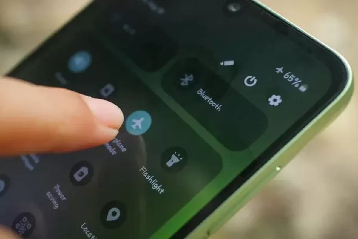 Benarkah Airplane Mode Bikin HP Lebih Cepat Terisi Saat Dicas?