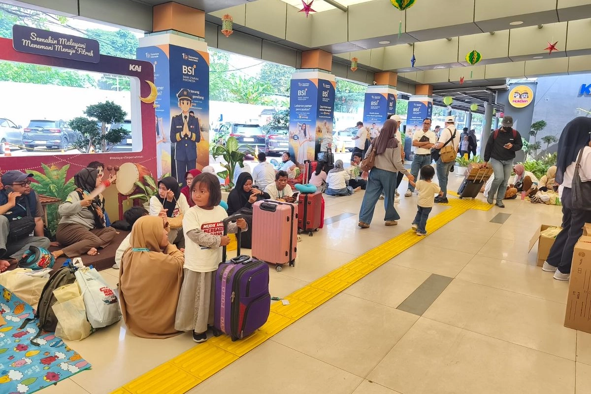 Pemudik Keluhkan Minim Tempat Duduk dan Panas di Stasiun Pasar Senen