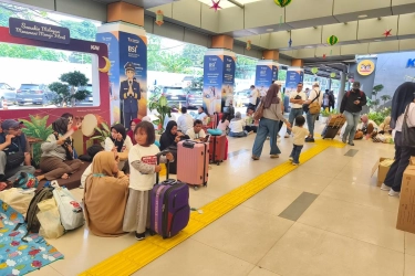 Pemudik Keluhkan Minim Tempat Duduk dan Panas di Stasiun Pasar Senen